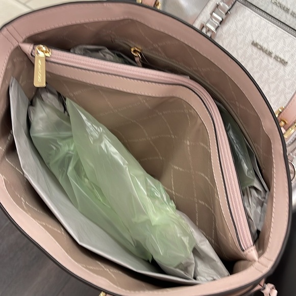 Michael Kors Voyager Large Color-Block Signature Logo Tote Bag
Powder Blush Mult - Picture 12 of 16